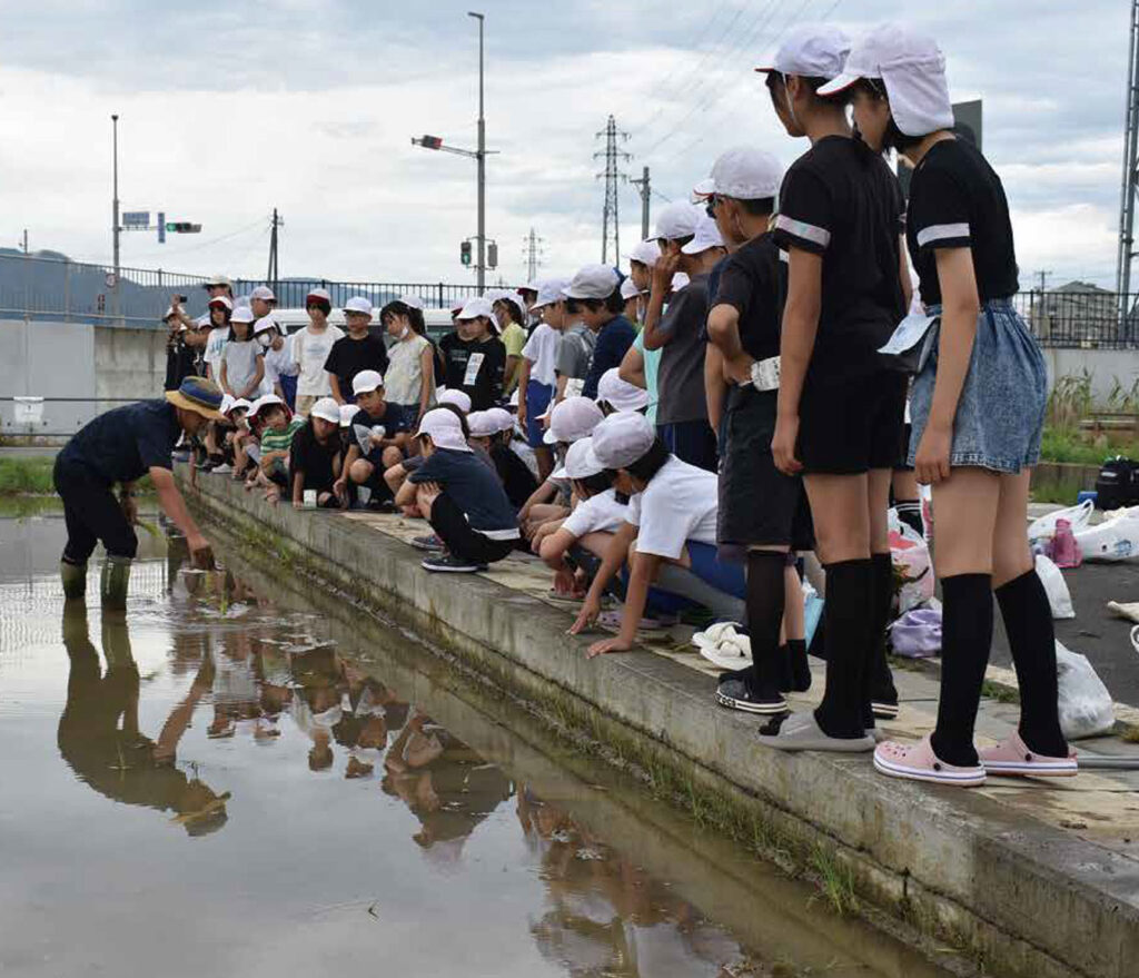 技術員の話に耳を傾ける様子