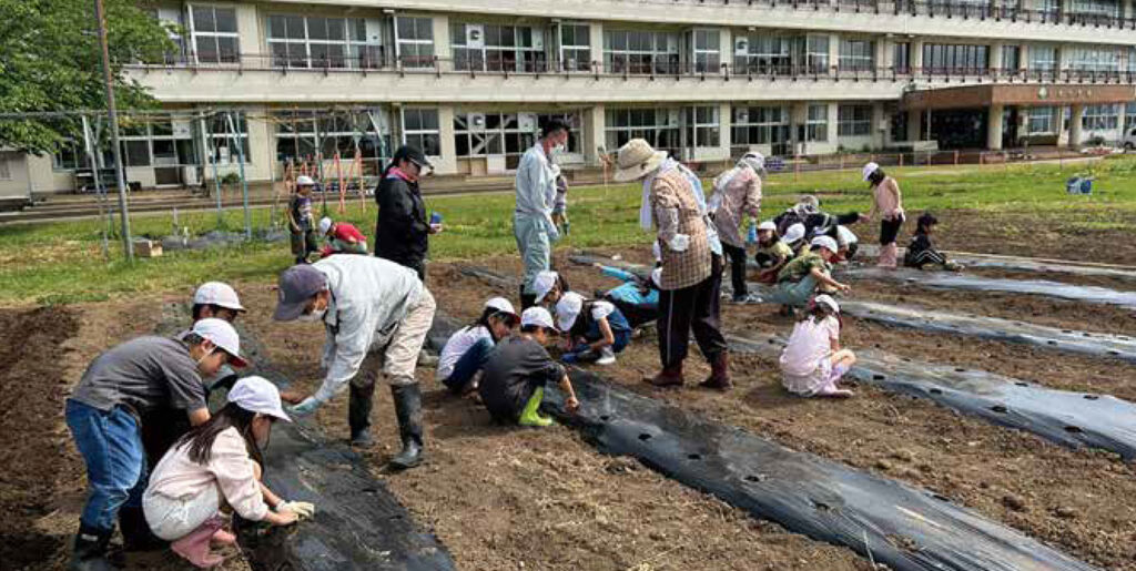 作業をする児童ら