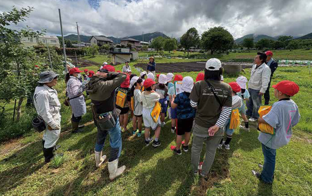 園主の話を聞く児童ら