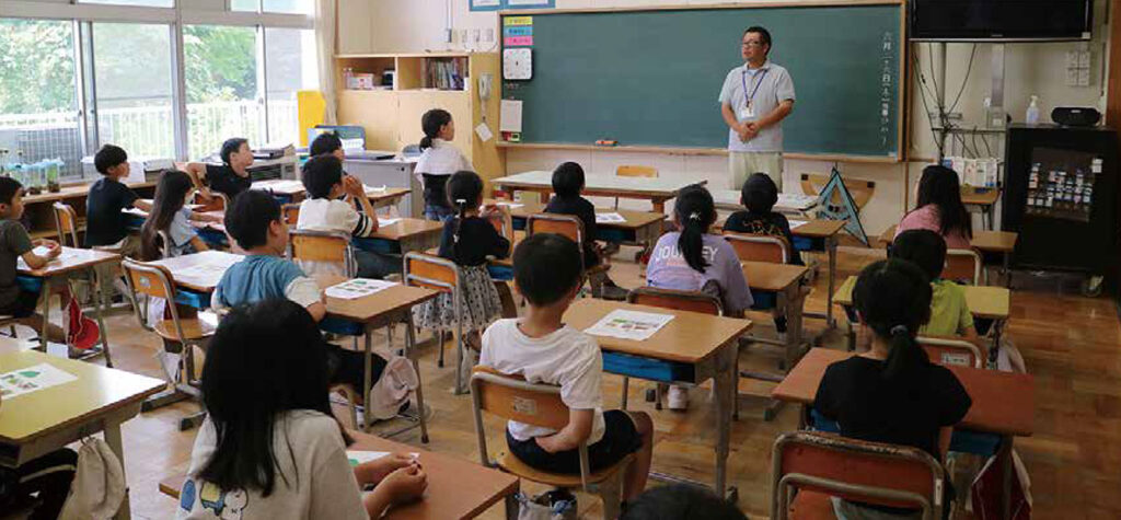 担当技術員に質問する児童ら