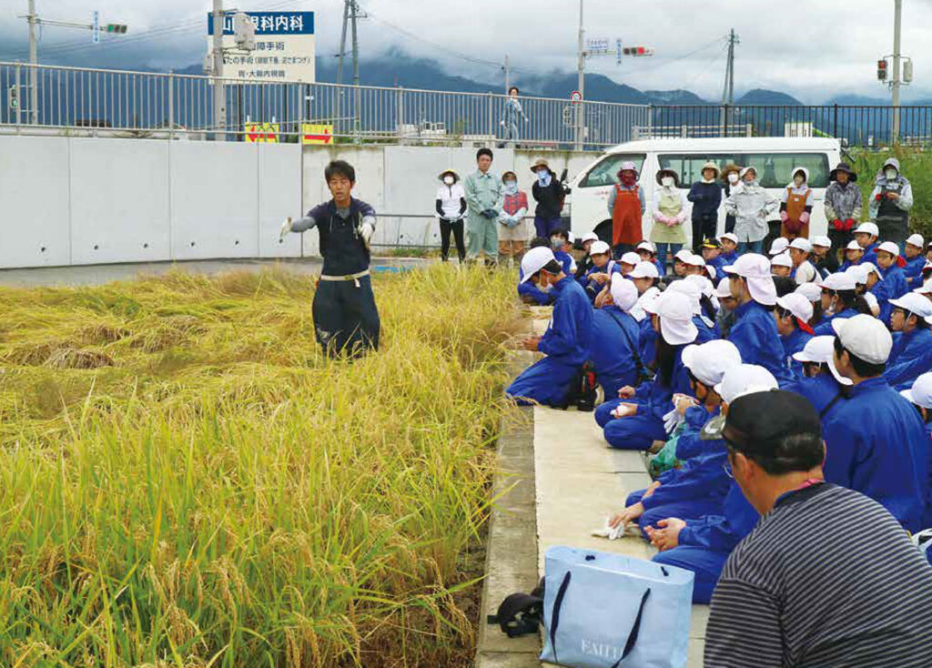 子どもたちと「食と農」を学ぶ体験 技術員の説明を真剣に聞く様子